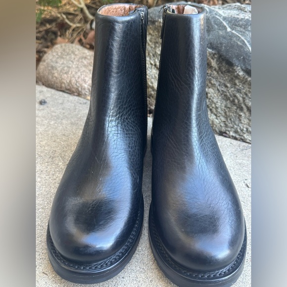Frye Black Leather zip up  Ankle Boots nwot 7.5 - Picture 5 of 12